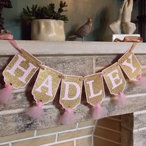 Benutzerdefiniertes Mädchennamensbanner, geprägtes rosa und goldenes Banner mit Tüll, Mädchengeburtstagsbanner, Babypartybanner, Geburtstagsdekoration Bild 1