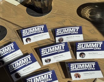 Redigerbar mall för John Summit CPAs namnbricka