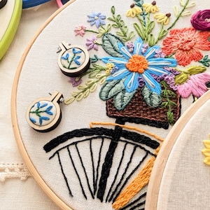 Mini Embroidery Hoop Needle Minder, Repurposed Embroidery, Magnetic Needle Keeper, Needle Nanny