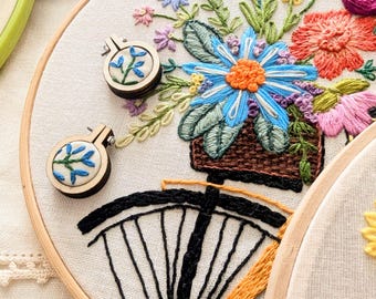 Mini Embroidery Hoop Needle Minder: Repurposed Vintage Cross Stitch