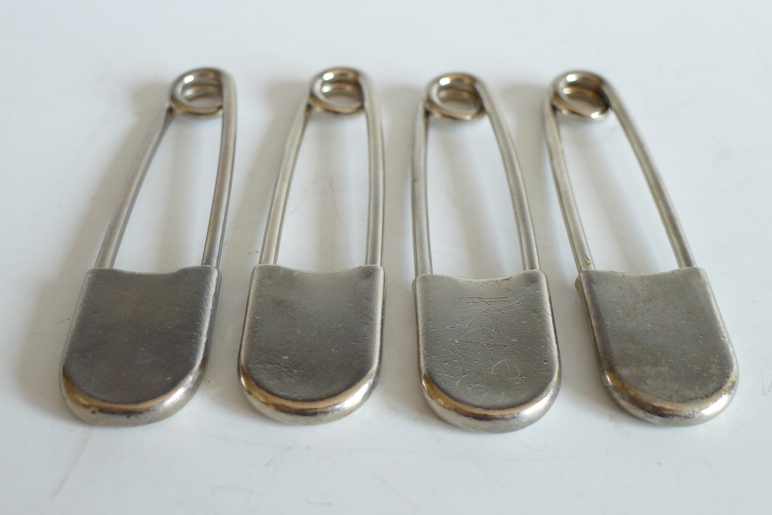 Antiguo industrial metal lavandería tipo pines conjunto de 4 | Etsy