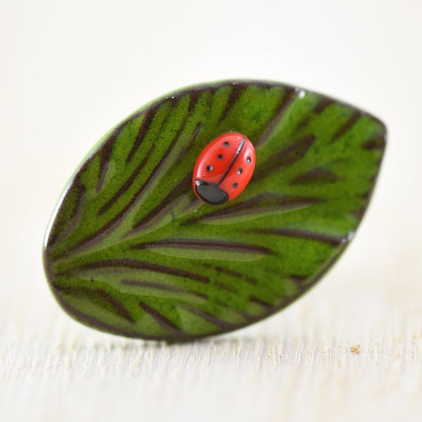 Bague coccinelle et feuille en céramique artisanale