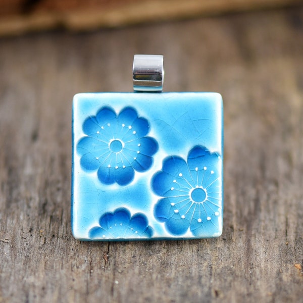 pendentif fleur de cerisier en faience bleue, motif japonnais sakura