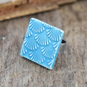 Artisanal ring in blue ceramic japanese style seigaiha, adjustable support