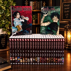 Puede incluir: Una colección de volúmenes de manga Jujutsu Kaisen de Gege Akutami, con los volúmenes 0 y 22 expuestos en vertical. El conjunto incluye una fila de volúmenes numerados del 1 al 21, con lomos negros e ilustraciones de personajes.