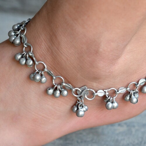 Bracelet de cheville indien Vintage fin gypsy tribal chaîne en métal avec cluster babiole cloches délicat, pièce de monnaie en argent