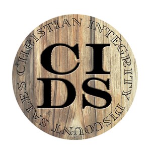 Może przedstawiać: Okrągły drewniany znak z tekstem "Christian Integrity Discount Sales" otaczającym litery "CIDS" w kolorze czarnym.