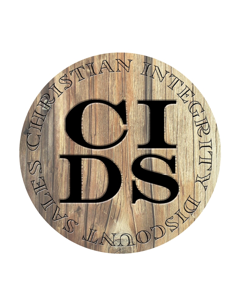 Może przedstawiać: Okrągły drewniany znak z tekstem "Christian Integrity Discount Sales" otaczającym litery "CIDS" w kolorze czarnym.