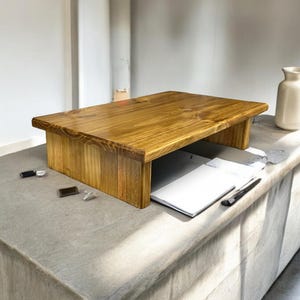 Support pour écran CIDS 18 po. Pin 3/4 po. Chêne doré, 18 x 12 x 4,75 téléviseurs, étagère en bois, contremarche, meubles, bureau, assemblé neuf