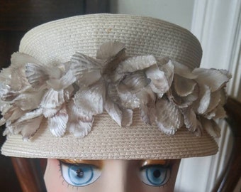 Vintage 1960s summer straw hat, off white, velvet flowers