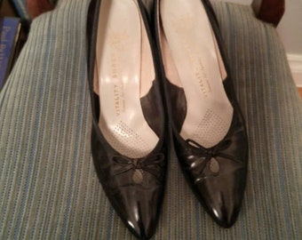 Vintage 1950s black leather pumps, pointed toe, bow, size 9aa