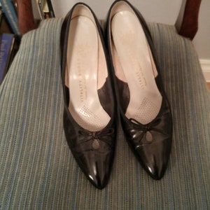Vintage 1950s shoes, 1950s pumps, black leather, pointed toe, bow, size 9aa