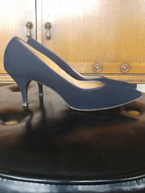 Navy pumps size 8.5 Clearance