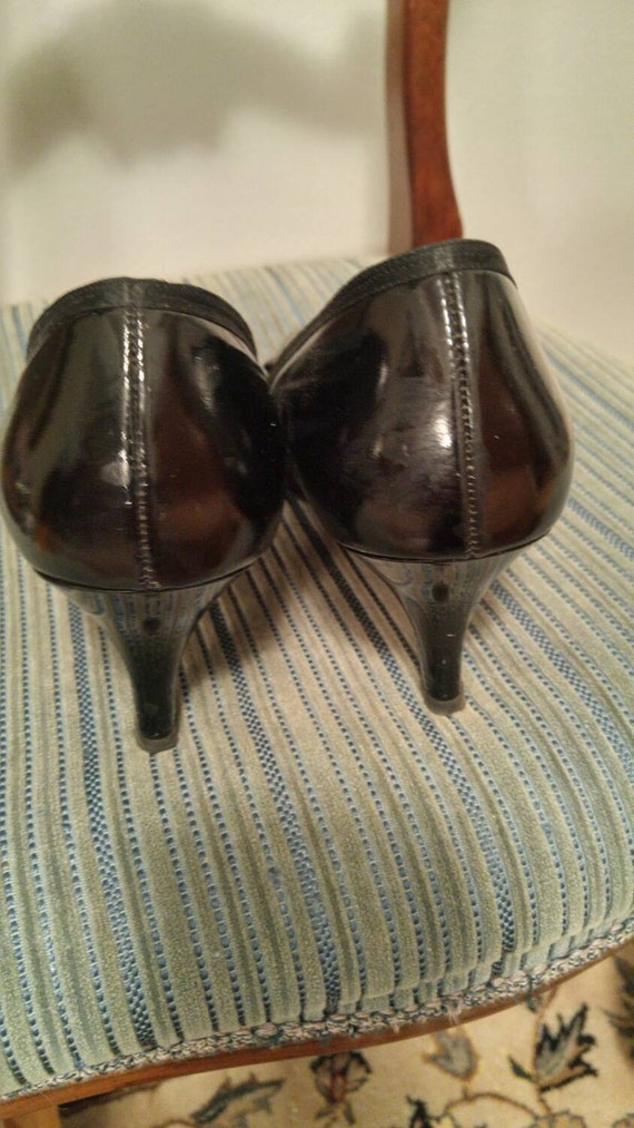 Vintage 1950s black leather pumps, pointed toe, b… - image 3