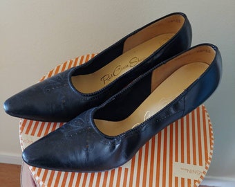 Vintage 1950s or 1960s black leather pumps, Red Cross Shoes, 9.5aaa