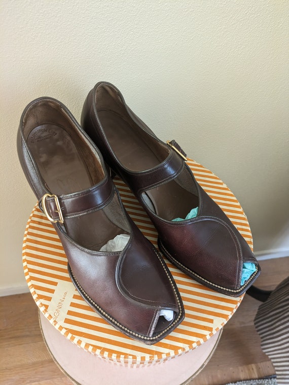 Vintage 1940s brown peep toe Mary Jane's, size 10… - image 1