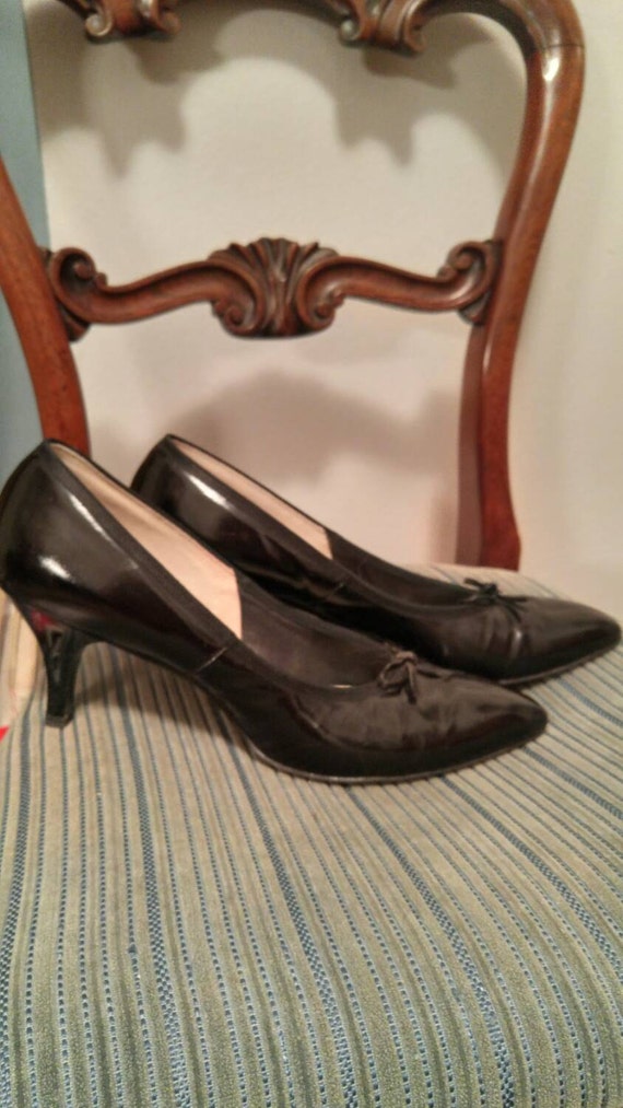 Vintage 1950s black leather pumps, pointed toe, b… - image 2