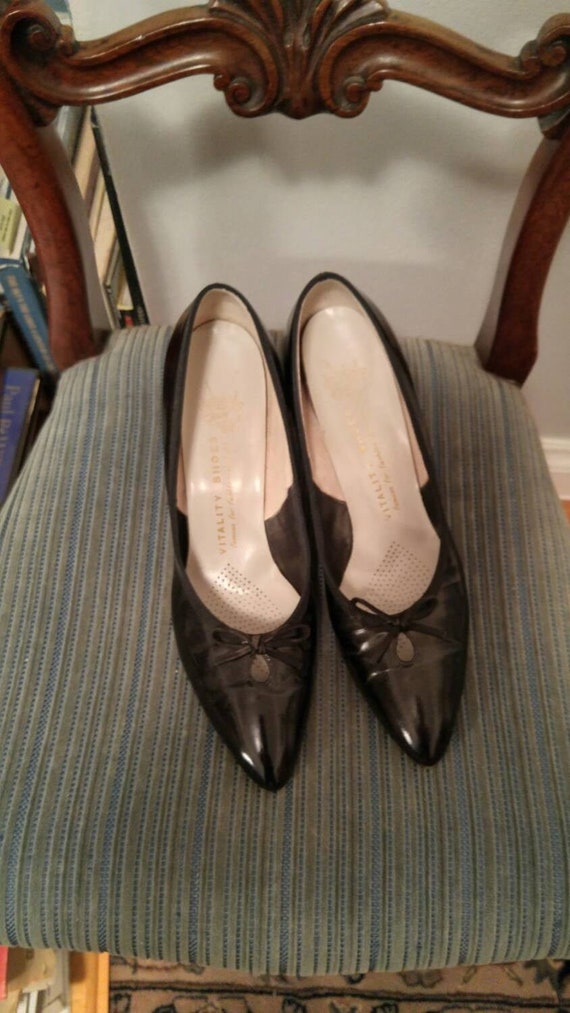 Vintage 1950s black leather pumps, pointed toe, b… - image 1