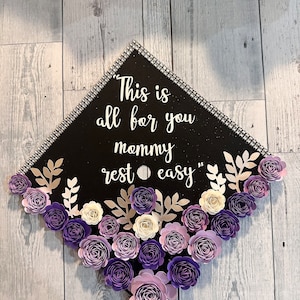 Adorno personalizado para birrete de graduación: Flores de papel moradas, diseño personalizado, adorno para birrete de graduación de enfermería, graduación 2026