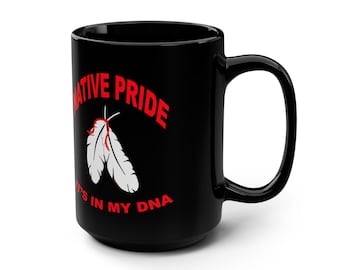 Ursprungsbefolkningens stolthet, det ligger i mitt DNA, svart keramisk mugg, 43 cl, originalkonstserie för ursprungsbefolkningar
