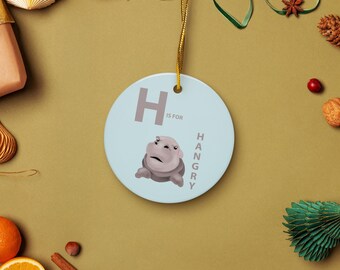 H jak Hangry Ornament – zabawna ceramiczna ozdoba z hipopotamem, ozdoba z alfabetem, uroczy prezent z humorem, ilustrowana ozdoba świąteczna z hipopotamem