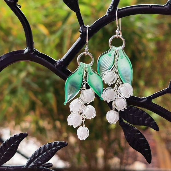 Boucles d'oreilles longues en argent sterling Muguet au chalumeau printanier grelots blancs