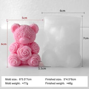 Puede incluir: Un molde rosa con forma de oso de peluche con detalles de rosas, junto a un molde claro y rectangular. El molde del oso de peluche mide 6 cm por 5,5 cm por 7 cm. El tamaño del producto terminado es de 5 cm por 4,5 cm por 6 cm. El peso del molde es de aproximadamente 77g.