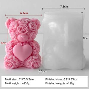 May include: A pink teddy bear-shaped mold with rose detailing and a heart. The mold measures 7.3cm x 6.5cm x 9cm. The finished product size is 6.2cm x 5.5cm x 8cm. The mold weight is approximately 137g, and the finished product weight is approximately 118g.