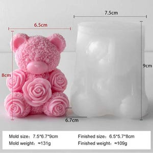Puede incluir: Un molde rosa con forma de oso con detalles de rosas, junto a un molde claro y rectangular. El molde de oso mide 6,5 cm de ancho, 8 cm de alto y 6,7 cm de profundidad. El molde transparente mide 7,5 cm de ancho y 9 cm de alto. El molde de oso pesa aproximadamente 131g.