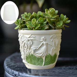 Puede incluir: Una maceta de cerámica color crema con un diseño esculpido de una mujer con un vestido fluido, rodeada de follaje y hierba. La maceta está llena de suculentas verdes, creando una estética decorativa y natural.