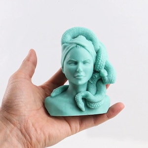 Fundición de molde de silicona con vela con cabeza de serpiente Medusa