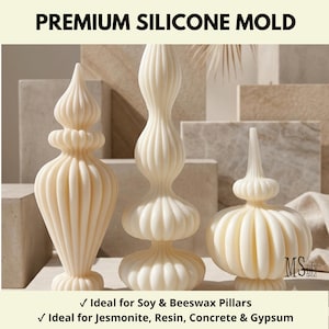 Puede incluir: Tres moldes de silicona de color blanco roto para fundición, cada uno con un diseño acanalado vertical distintivo con una parte superior puntiaguda. El texto PREMIUM SILICONE MOLD aparece en la parte superior, con texto sobre soja, cera de abeja, jesmonita, resina, hormigón y yeso debajo.