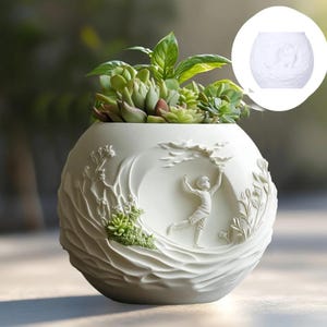 Puede incluir: Una maceta esférica blanca con una superficie texturizada y un diseño en relieve de un niño que alcanza un pájaro. La maceta está llena de suculentas y plantas verdes. La maceta tiene aproximadamente 20 cm de diámetro.