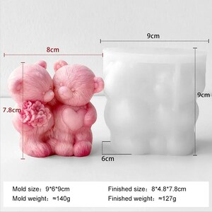 Peut inclure: Un moule en silicone rose pour fabriquer des bougies ou des savons en forme d'ours. Le moule mesure 9 cm x 6 cm x 9 cm et produit un produit fini d'environ 8 cm x 4,8 cm x 7,8 cm. Le produit fini pèse environ 127 grammes.