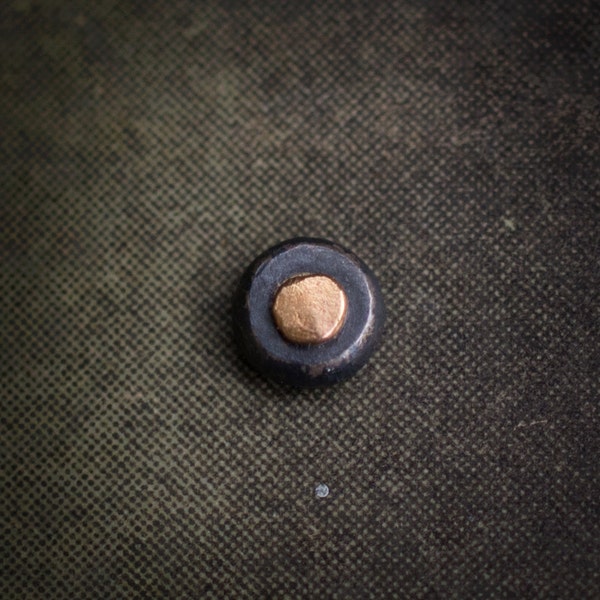 Labret in argento sterling ossidato organico con sfera in oro 18 carati – Medusa rustica del filtro trago