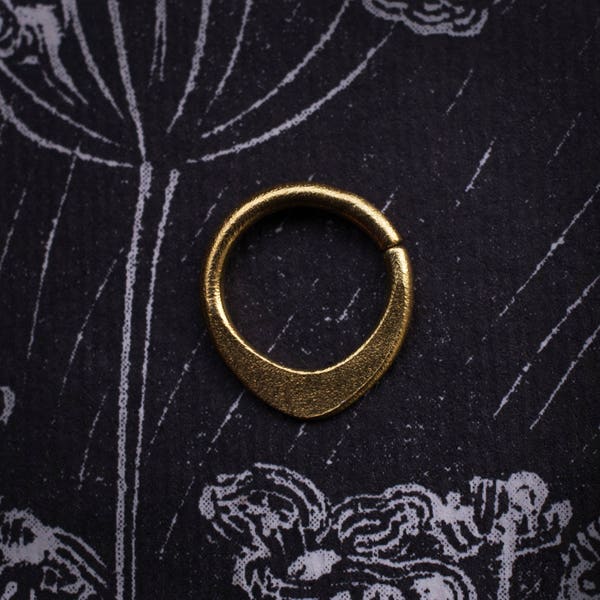 18k vergulde septum piercing ring 1,6 mm 14 g 1,2 mm 16 g 1 mm 18 g druppelvormige driehoek sterlingzilver rustiek matte afwerking uniek