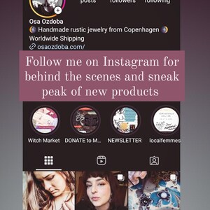 Puede incluir: Perfil de Instagram de Osa Ozdoba, una dise&ntilde;adora de joyas con sede en Copenhague. El perfil presenta una foto de la artista, una descripci&oacute;n de su trabajo y enlaces a su sitio web y p&aacute;ginas de redes sociales. El perfil tambi&eacute;n incluye una llamada a la acci&oacute;n para seguir a la artista en Instagram para obtener contenido detr&aacute;s de escena y adelantos de nuevos productos.