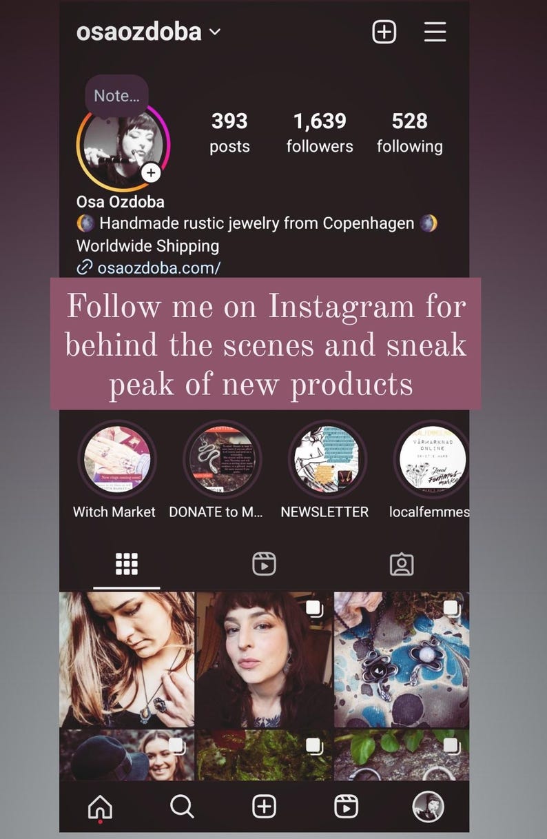 Puede incluir: Perfil de Instagram de Osa Ozdoba, una dise&ntilde;adora de joyas con sede en Copenhague. El perfil presenta una foto de la artista, una descripci&oacute;n de su trabajo y enlaces a su sitio web y p&aacute;ginas de redes sociales. El perfil tambi&eacute;n incluye una llamada a la acci&oacute;n para seguir a la artista en Instagram para obtener contenido detr&aacute;s de escena y adelantos de nuevos productos.