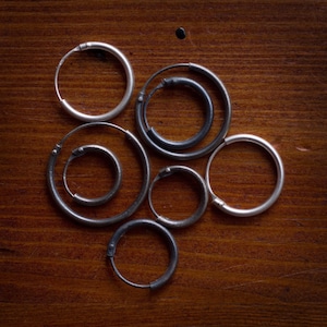 小さなフープイヤリング スターリングシルバー フープ マット酸化グレー アンティーク仕上げ 華奢 直径16mm 14mm 12mm ワイヤー厚1.5mm 14g