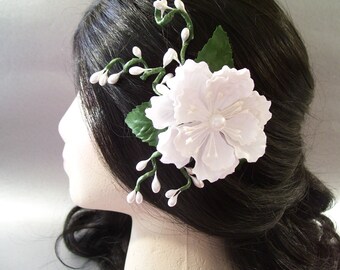 White Facinator with Pearl Pip Berry Spray