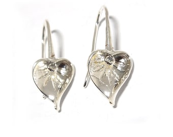 Preciosos hallazgos de pendientes de corazón de metal plateado, 13x10 mm (28x22 mm con gancho) Lazo dentro del corazón para colgar cuentas, bucle de 1 mm, x1 par de pendientes de corazón