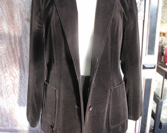 Op de afbeelding: Een bruin fluwelen blazer met een enkele knoopsluiting en twee klepzakken. De blazer is ongevoerd en heeft een ontspannen pasvorm.