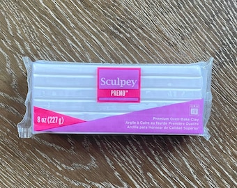 Può includere: Un pacchetto di pasta modellabile bianca Sculpey Premo da cuocere in forno. La confezione è rosa e bianca e riporta la scritta "8 oz (227 g)" sul davanti. La pasta è una pasta da forno di alta qualità per l'artigianato.
