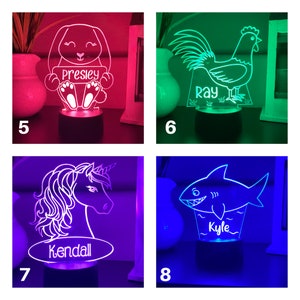 Puede incluir: Luces de noche LED con nombres personalizados. Los dise&ntilde;os incluyen un conejito con "Presley", un gallo con "Ray", un unicornio con "Kendall" y un tibur&oacute;n con "Kyle". Cada luz tiene una base negra y emite un brillo de color.