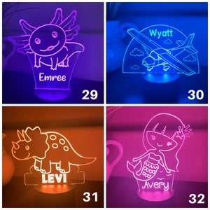 Puede incluir: Colecci&oacute;n de luces nocturnas LED. Los dise&ntilde;os incluyen un ajolote con el nombre "Emree", un avi&oacute;n con el nombre "Wyatt", un triceratops con el nombre "Levi" y una sirena con el nombre "Avery". Cada luz tiene una base con un interruptor.