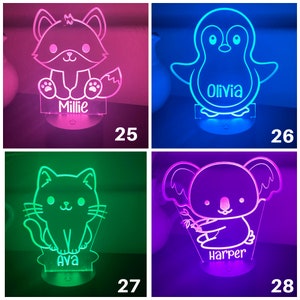 Puede incluir: Cuatro luces de noche acr&iacute;licas iluminadas con forma de animales: un zorro, un ping&uuml;ino, un gato y un koala. Cada luz tiene una base y un nombre grabado: Millie, Olivia, Ava y Harper. Las luces est&aacute;n numeradas 25, 26, 27 y 28.