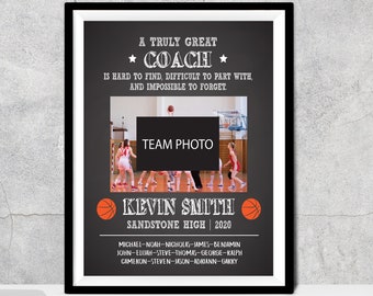 Puede incluir: Una pizarra negra y blanca con un tema de baloncesto. El texto dice "Un gran entrenador es difícil de encontrar, difícil de dejar y imposible de olvidar." El texto "Foto de equipo" está sobre una foto de un equipo de baloncesto. El texto "Kevin Smith Sandstone High | 2020" está debajo de la foto. Los nombres de los jugadores están listados debajo del texto.