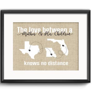 De liefde tussen een moeder en haar kinderen kent geen afstand aangepaste jute print, gepersonaliseerd cadeau voor moeder, elke kaart / staat, moederdagcadeau