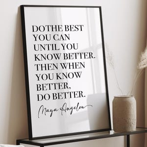 Puede incluir: Un estampado enmarcado con marco negro y fondo blanco. El texto dice: "HAZ LO MEJOR QUE PUEDAS HASTA QUE SEPAS MEJOR. ENTONCES, CUANDO SEPAS MEJOR, HAZLO MEJOR." La firma "Maya Angelou" está en la parte inferior.