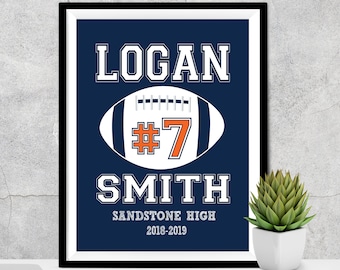 Könnte beinhalten: Ein marineblaues Poster mit weißem Text, der "LOGAN #7 SMITH SANDSTONE HIGH 2018-2019" lautet. Ein weiß-blauer Fußball mit einer orangenen Nummer 7 befindet sich in der Mitte des Posters.
